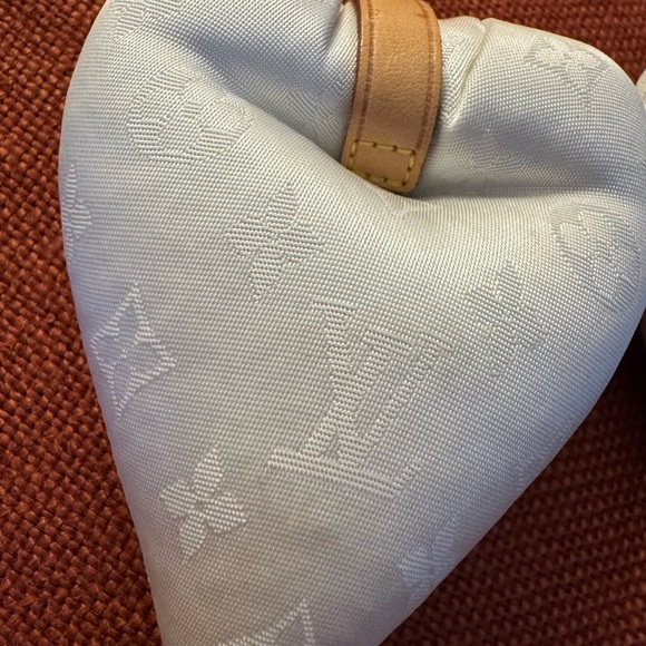 Louis Vuitton Heart-Shaped Shoe Inserts Keepers Charms LV Silk - Picture 7 of 7